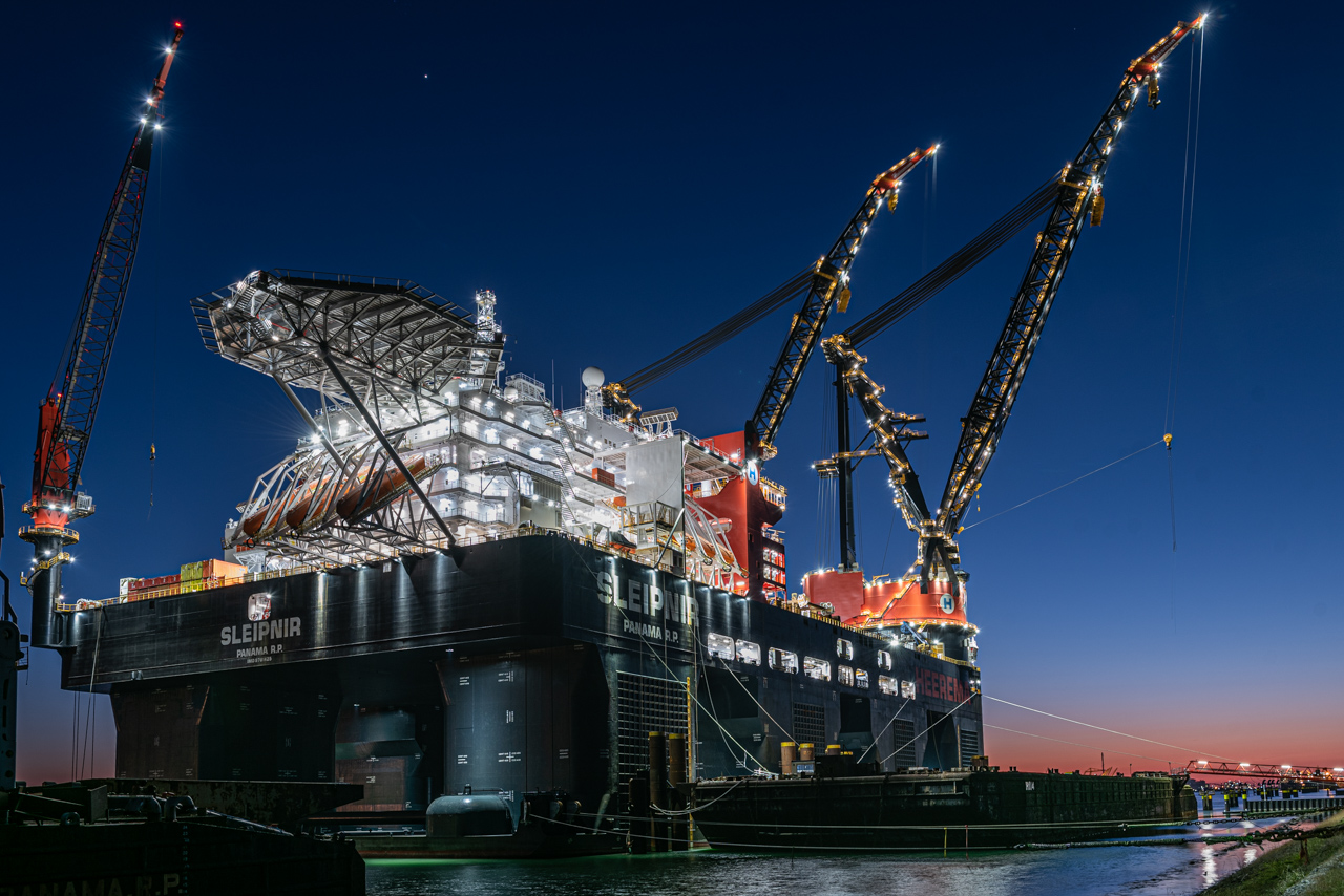Nachtfoto van de Sleipnir. Het  grootste kraanschip van de wereld door Erik van 't Hof