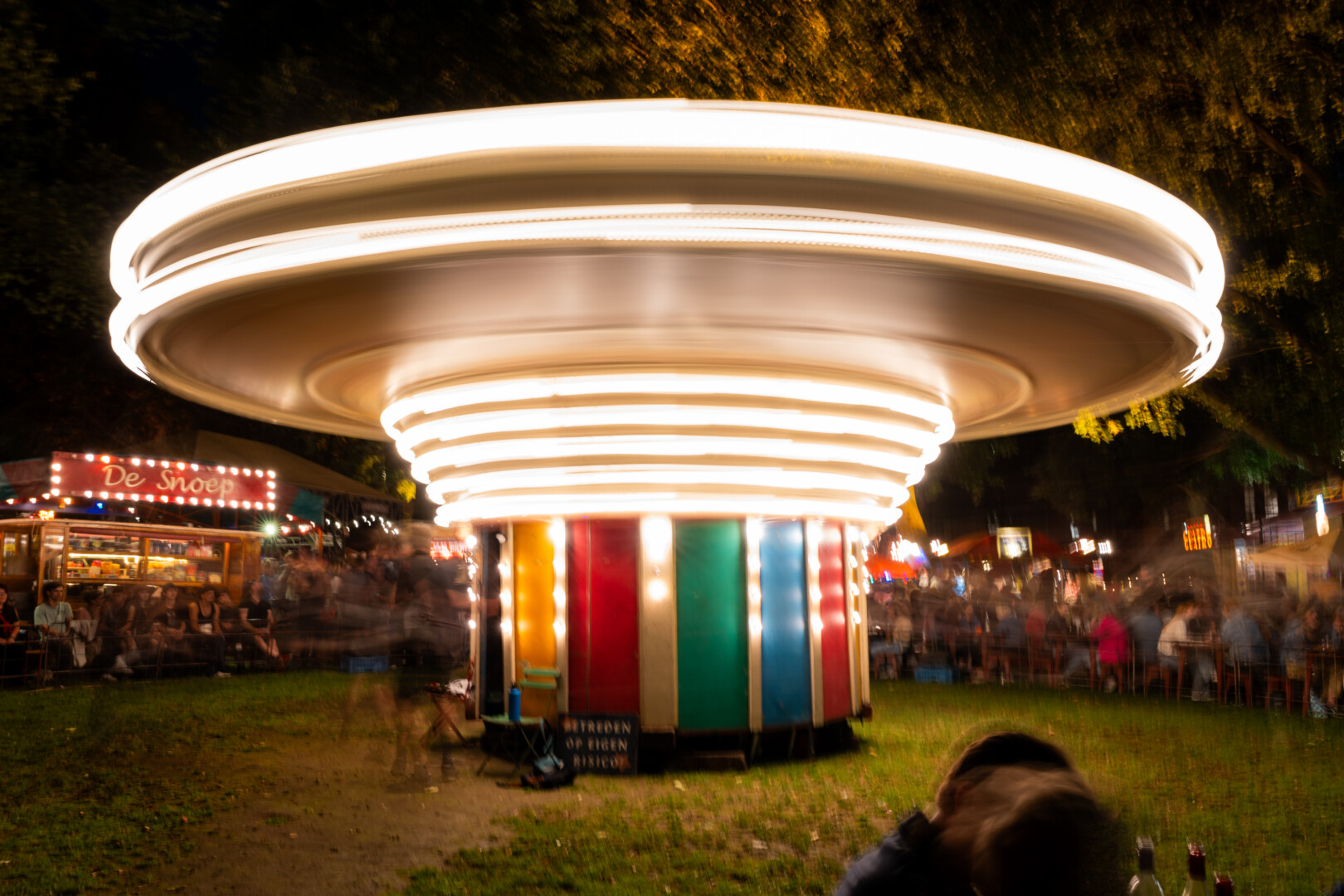 Foto van Zweefmolen wordt bijna een Ufo. het middelpunt van theaterfestival de Parade